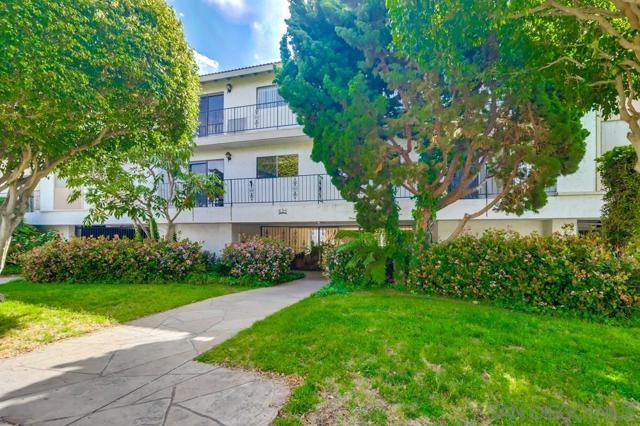 835 E Ave, Coronado CA: https://media.crmls.org/mediaz/275ed081-f4fe-4153-bc37-ce3fb8817046.jpg