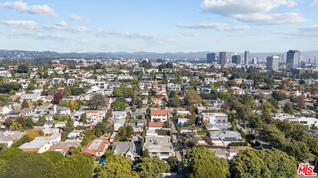 941 Yale Street, Santa Monica CA: https://media.crmls.org/mediaz/275f03f9-15c8-448e-9751-d8ba083ba48d.jpg
