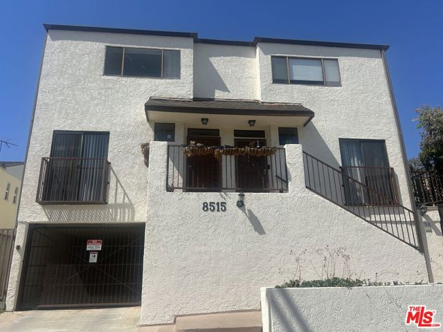 8515 Saturn Street, Los Angeles CA: https://media.crmls.org/mediaz/275ffac7-5ce6-40e2-89a3-4e5d40812b94.jpg