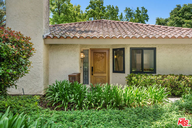 4042 Stoneriver Court, Westlake Village CA: https://media.crmls.org/mediaz/2760e299-6175-4e3a-9294-0a5d212f03bc.jpg