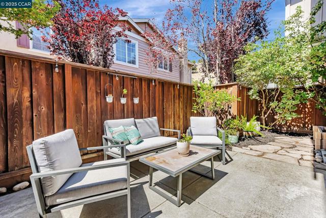 10630 Roys Hill Ln, Dublin CA: https://media.crmls.org/mediaz/2761083e-1958-4960-aa8f-575d5c5a3779.jpg