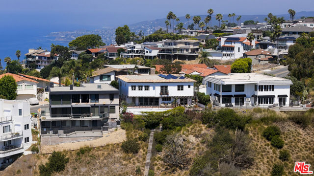 791 Nyes Place, Laguna Beach CA: https://media.crmls.org/mediaz/276110c6-a45c-46af-ace4-8b24179b657b.jpg