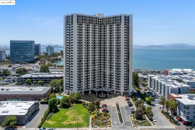 6363 Christie Ave, Emeryville CA: https://media.crmls.org/mediaz/2762252c-830f-449d-b28d-f567d8727eb1.jpg