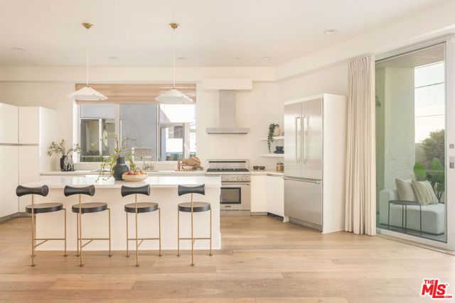 616 N Croft Avenue, West Hollywood CA: https://media.crmls.org/mediaz/27626937-d0b5-403b-961b-d9939b9c2bfc.jpg