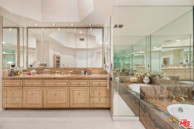 10114 Empyrean Way, Los Angeles CA: https://media.crmls.org/mediaz/27633f0a-b035-44bf-9963-4394dfb51ec6.jpg