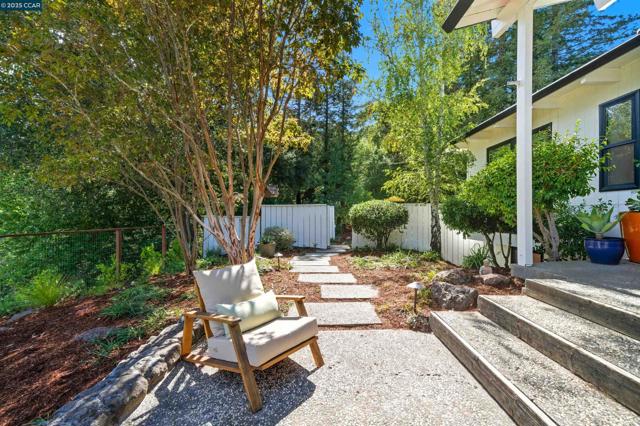 4161 Coralee Ln, Lafayette CA: https://media.crmls.org/mediaz/2763a326-d036-44a5-83b2-61f6e08914f5.jpg