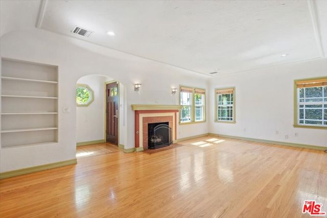 4385 Camellia Avenue, Studio City CA: https://media.crmls.org/mediaz/27644062-beff-4962-b3e1-8e1c914f6b1d.jpg