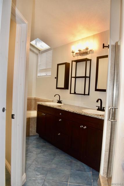 2206 Luz Way, Oceanside CA: https://media.crmls.org/mediaz/27645f34-c312-4360-a90b-8cab67dc2944.jpg