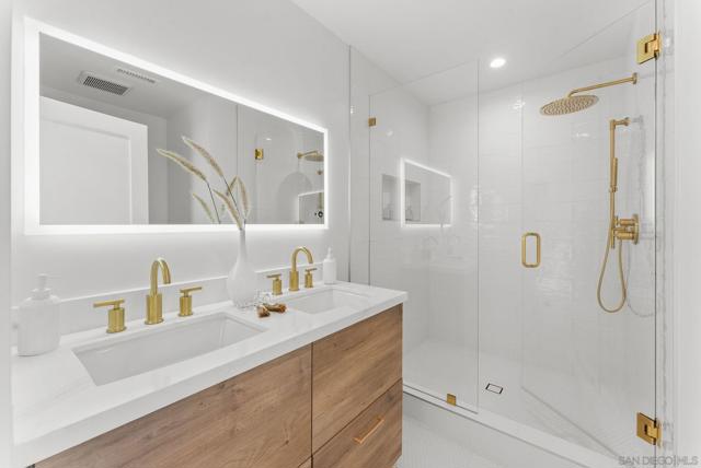 5576 Chelsea Ave, La Jolla CA: https://media.crmls.org/mediaz/27646796-6517-472b-8669-7377b8f82f79.jpg