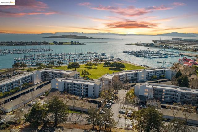1205 Melville Sq, Richmond CA: https://media.crmls.org/mediaz/27648de3-6f76-4e25-b0fb-89e292117f3f.jpg