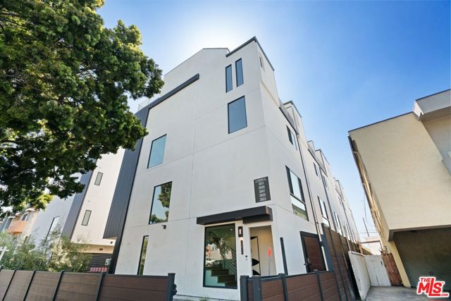 3809 S Verona Court, Los Angeles CA: https://media.crmls.org/mediaz/27649804-886b-4f87-846c-ce1d49670832.jpg