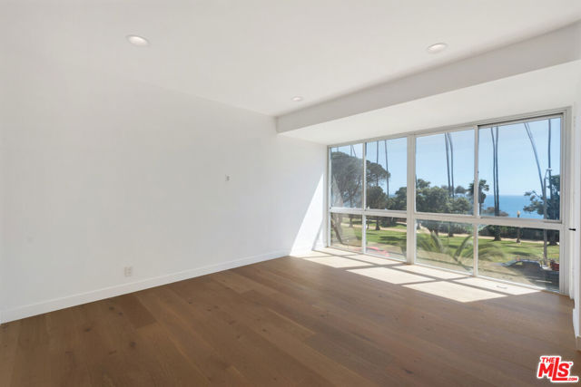 515 Ocean Avenue, Santa Monica CA: https://media.crmls.org/mediaz/2764accf-d210-4db6-9afe-bb2ed19a0fd0.jpg