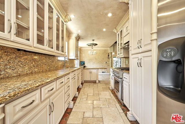 424 N Arden Boulevard, Los Angeles CA: https://media.crmls.org/mediaz/2764d177-4acc-4c38-9b57-307529018081.jpg