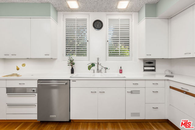 191 S Hudson Avenue, Los Angeles CA: https://media.crmls.org/mediaz/2765ab26-73bb-4452-882a-a6446b1d861b.jpg