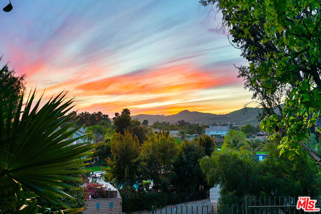 633 Noble Road, Simi Valley CA: https://media.crmls.org/mediaz/2765cc96-6428-40a5-ac9d-cc03c1740825.jpg
