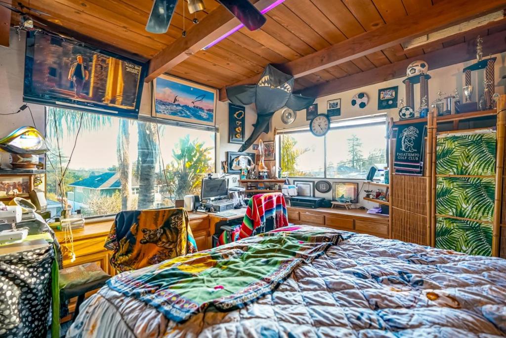 https://media.crmls.org/mediaz/2766233c-3b1b-42b1-9a53-7cdbe259ad3c.jpg?preset=X-Large