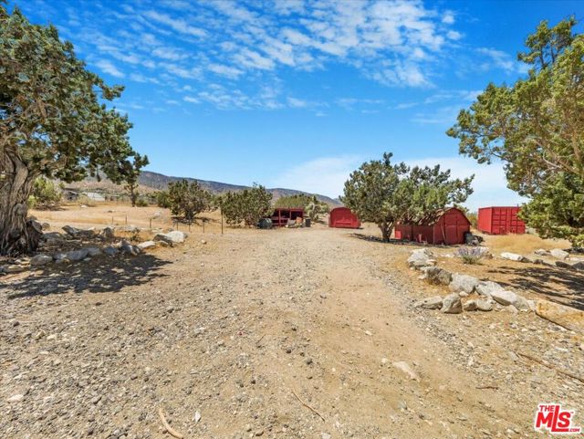 9446 Green Road, Pinon Hills CA: https://media.crmls.org/mediaz/2767793f-be21-4d7c-b2f5-ff318c0d547c.jpg