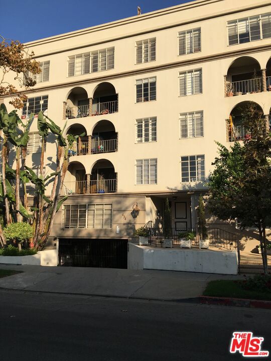 Spacious open floor plan 2 bedroom + 2 bath condo in a convenient Beverly Hills location. A rare Light & bright West / front facing unit. Minutes from all types of shopping, many different cultural restaurants, S Beverly Dr, coffee houses, schools and house of worships. Great place to call home with the renowned Beverly Hills school system. Large living room, dining room, roomy kitchen with upgraded cabinets and granite counter tops. 2 parking spaces. Roof top deck with amazing views. Tenant occupied and showings needs advance notice. Please.