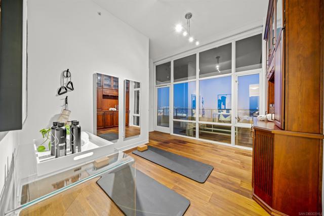 550 Front St, San Diego CA: https://media.crmls.org/mediaz/2767f45f-7c65-4c04-a7bb-32f1be4a54f5.jpg
