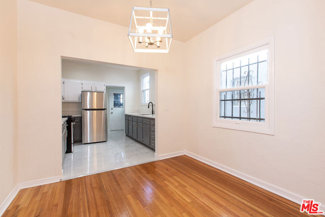 181 S Sycamore Avenue, Los Angeles CA: https://media.crmls.org/mediaz/2768b35f-b69e-4a9c-95be-918fe062b13a.jpg
