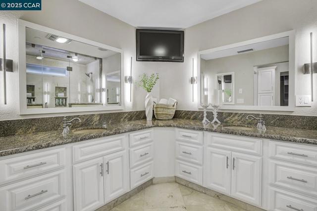 24 Crest Ct, Alamo CA: https://media.crmls.org/mediaz/2769b67b-c7be-40ee-a025-3e945752ba80.jpg