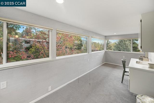 2900 Tice Creek Dr, Walnut Creek CA: https://media.crmls.org/mediaz/276a4d14-d21c-4c22-a26a-4e2830fe8e00.jpg