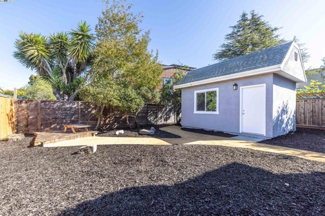955 Virginia St, Berkeley CA: https://media.crmls.org/mediaz/276ccc1e-11e1-4e69-9cc6-7d93afd138fe.jpg