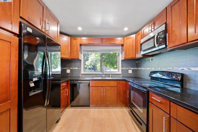 3315 Willis Lane, Alameda CA: https://media.crmls.org/mediaz/276e56fe-3bc1-4668-962f-34e0cfa5a5d0.jpg