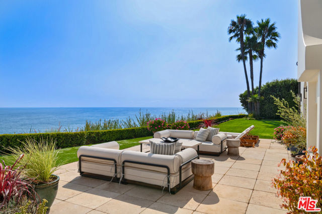 32804 Pacific Coast Highway, Malibu CA: https://media.crmls.org/mediaz/276e7351-1414-48a1-8ec4-6156812357a6.jpg