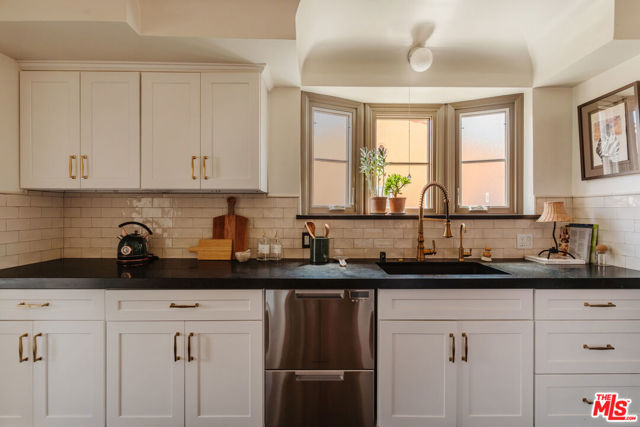 3975 Sutro Avenue, Los Angeles CA: https://media.crmls.org/mediaz/276e9e7c-8327-4a9f-b617-5eb40da74481.jpg