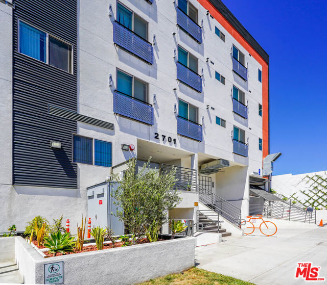 2701 James M Wood Boulevard, Los Angeles CA: https://media.crmls.org/mediaz/276f145e-0b68-4ec6-a2d3-3e92dd382d6c.jpg
