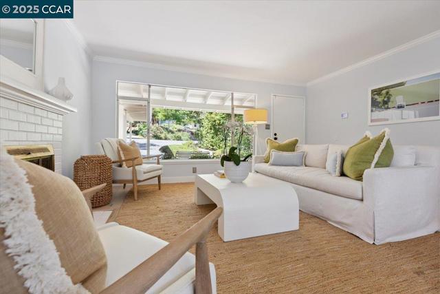 32 California Ave, Orinda CA: https://media.crmls.org/mediaz/276f6ad5-4633-459c-8156-6d3aaafc6ae1.jpg