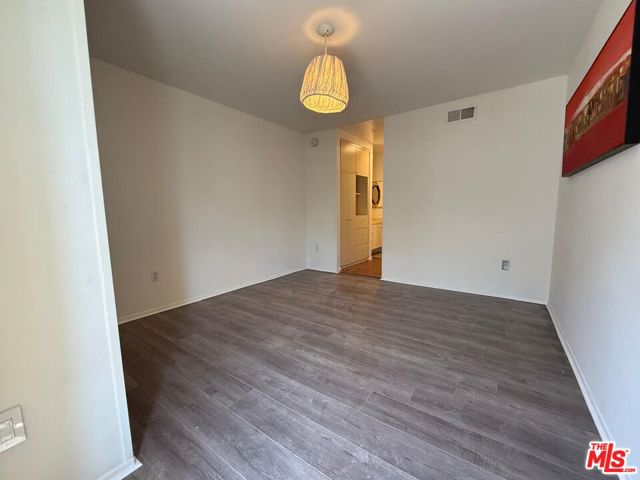 5257 Radford Avenue, Valley Village CA: https://media.crmls.org/mediaz/276fa322-dc38-4430-84bb-04c5e283bceb.jpg