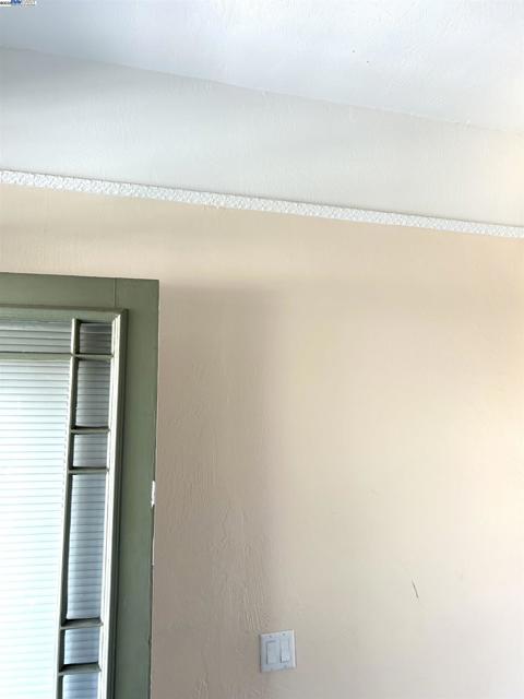 1822 San Antonio Ave, Alameda CA: https://media.crmls.org/mediaz/276fe5d1-3f65-4776-835a-c6dd982f48b3.jpg