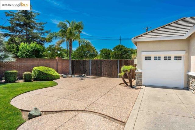 2981 Atherton Pl, Brentwood CA: https://media.crmls.org/mediaz/2770490b-88d2-45c1-9050-515c7af9fa01.jpg