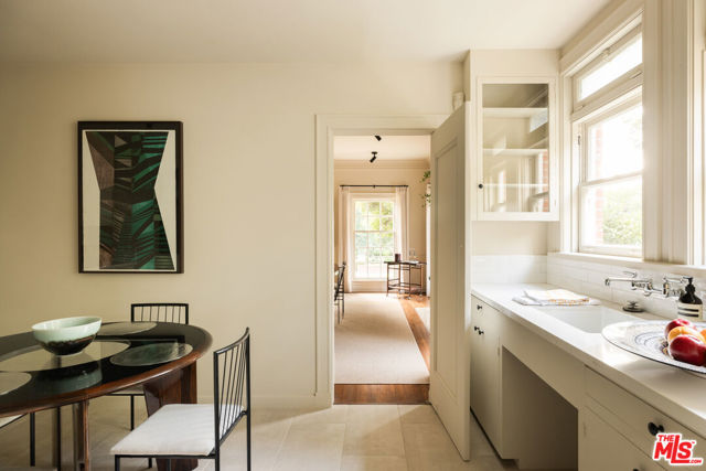 324 S Rimpau Boulevard, Los Angeles CA: https://media.crmls.org/mediaz/27708c63-148c-4309-aedd-bdb91abc504b.jpg