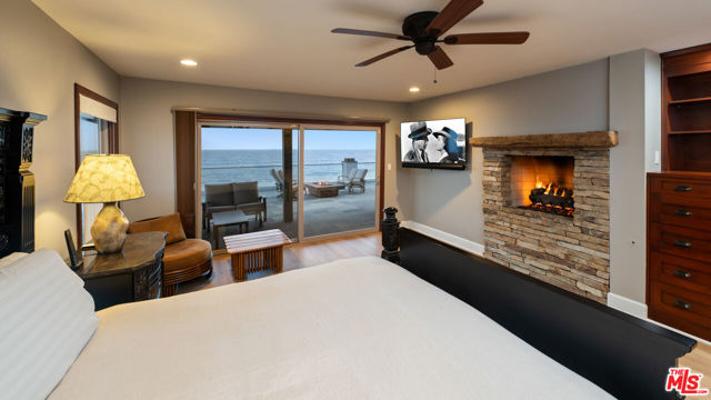 18074 Coastline Drive, Malibu CA: https://media.crmls.org/mediaz/2772afd5-a17b-4a27-9a60-6887cae0e567.jpg