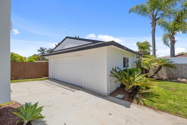 2537 Davis Ave, Carlsbad CA: https://media.crmls.org/mediaz/2772c1c2-f035-4cbe-a770-4f082e2d0371.jpg