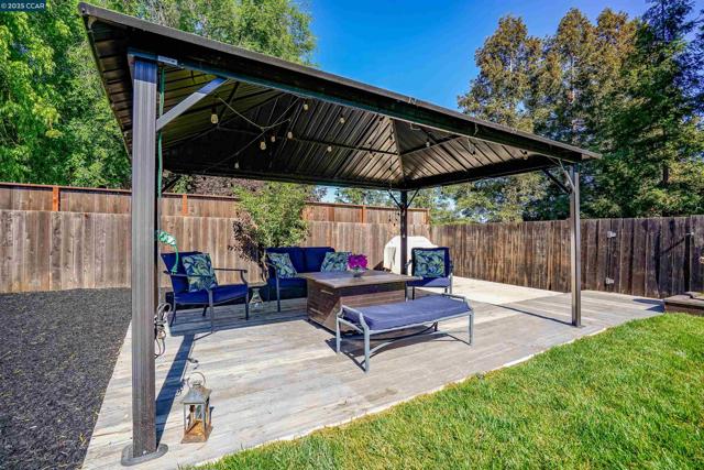 5665 Lewis Way, Concord CA: https://media.crmls.org/mediaz/2772c64d-02fe-443c-bf9c-f77ad185988e.jpg
