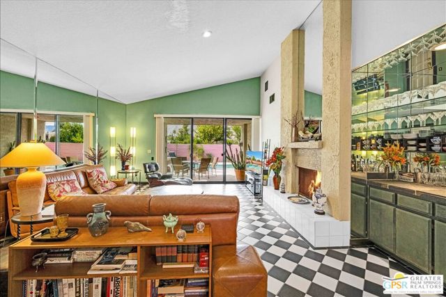 2861 Sundance Circle, Palm Springs CA: https://media.crmls.org/mediaz/27739624-7a19-4097-b6cb-9920aee891ca.jpg