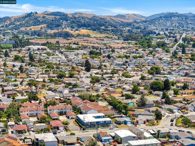 2518 Manchester Ave, San Pablo CA: https://media.crmls.org/mediaz/27739992-a5e4-4ec0-b76e-2fdfe07c40ad.jpg