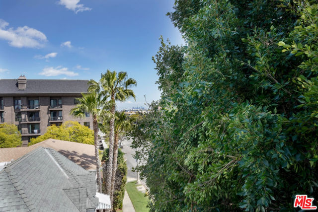 8871 Burton Way, Los Angeles CA: https://media.crmls.org/mediaz/27750ba4-dc81-4c5f-890d-a9b8a8e8dd30.jpg