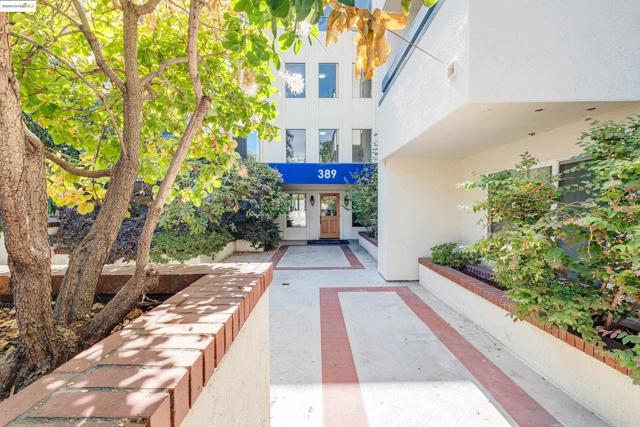 389 Belmont St, Oakland CA: https://media.crmls.org/mediaz/2775ab01-10f2-4162-878b-a81e17759f06.jpg