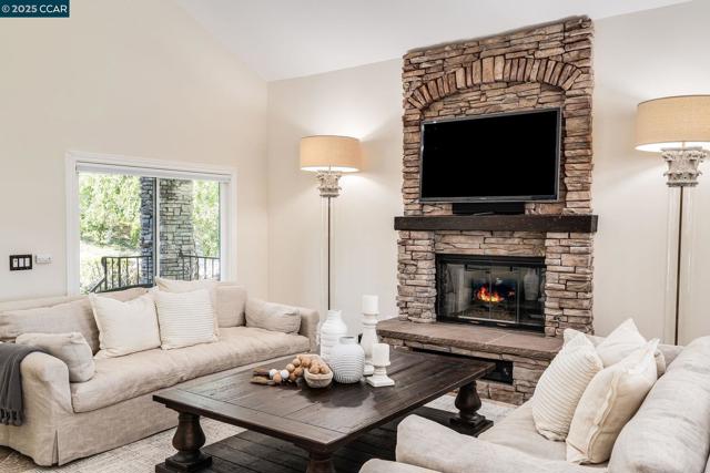 4040 Westminster Pl, Danville CA: https://media.crmls.org/mediaz/2775dd51-ecf2-478c-be97-590ef39388b3.jpg