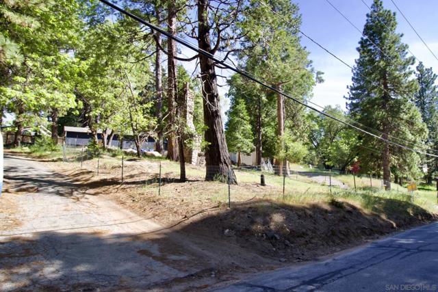 32065 Hunsaker Way, Running Springs CA: https://media.crmls.org/mediaz/2775f88e-1e1f-40fc-876a-80de7c3f9f48.jpg