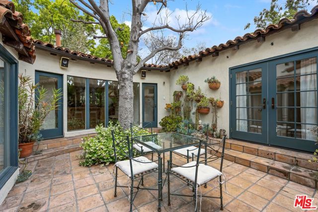 902 S Highland Avenue, Los Angeles CA: https://media.crmls.org/mediaz/27772e8a-827f-4d1c-86a5-5a8e4a371019.jpg
