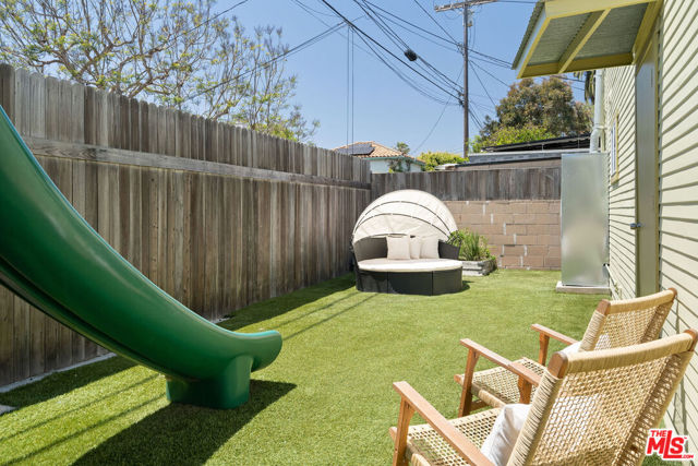 2311 Glencoe Avenue, Venice CA: https://media.crmls.org/mediaz/277733e5-3b8a-4010-8129-d6f6651ba461.jpg