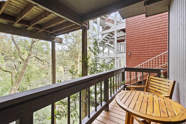 6425 Zinn Dr, Oakland CA: https://media.crmls.org/mediaz/277742a5-9513-40e9-9d8a-fd3bf7d0d749.jpg