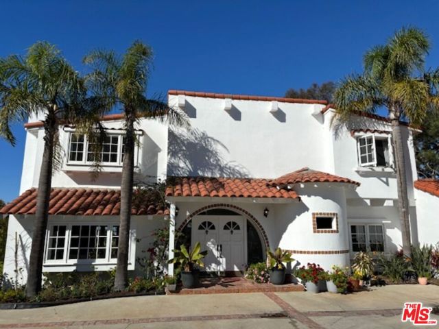 6855 Dume Drive, Malibu CA: https://media.crmls.org/mediaz/2777be4f-d2d1-406f-815a-1a693e4fd038.jpg
