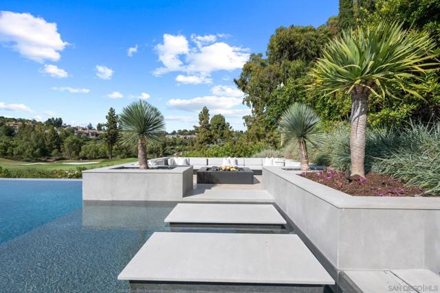 5986 Greensview Ct, Rancho Santa Fe CA: https://media.crmls.org/mediaz/27798f39-2aad-48b3-9be9-84f2f407ee51.jpg